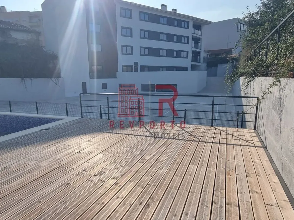 Apartamento T2, Novo, com varanda e garagem dupla