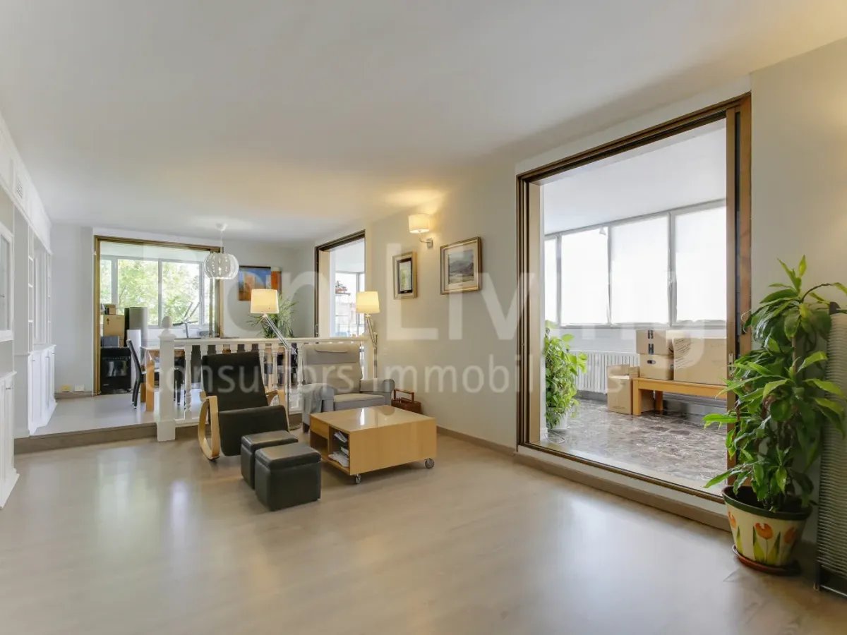 FANTÁSTICO ÁTICO SEMI-AMUEBLADO CON TERRAZA EN TRES TORRES