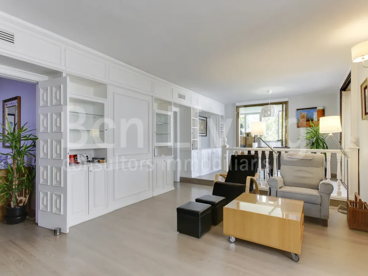 FANTÁSTICO ÁTICO SEMI-AMUEBLADO CON TERRAZA EN TRES TORRES