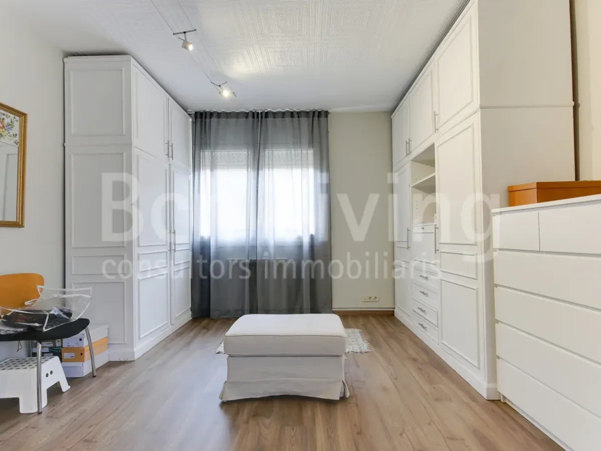 FANTÁSTICO ÁTICO SEMI-AMUEBLADO CON TERRAZA EN TRES TORRES