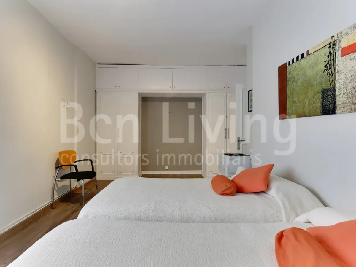 FANTÁSTICO ÁTICO SEMI-AMUEBLADO CON TERRAZA EN TRES TORRES