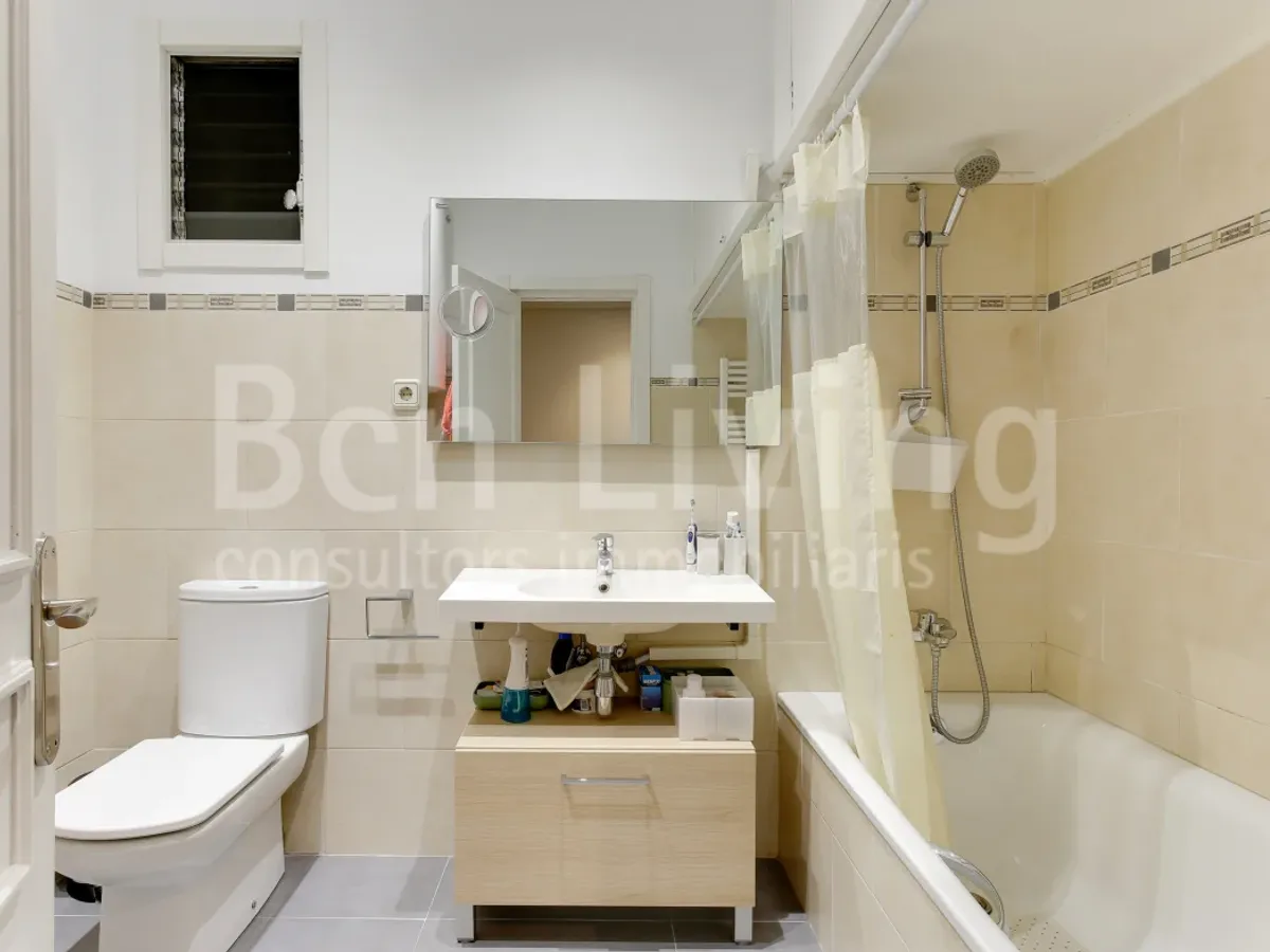 FANTÁSTICO ÁTICO SEMI-AMUEBLADO CON TERRAZA EN TRES TORRES