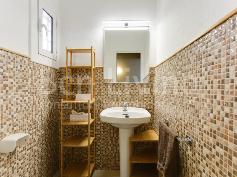 FANTÁSTICO ÁTICO SEMI-AMUEBLADO CON TERRAZA EN TRES TORRES