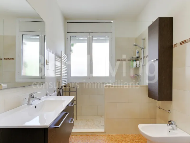 FANTÁSTICO ÁTICO SEMI-AMUEBLADO CON TERRAZA EN TRES TORRES