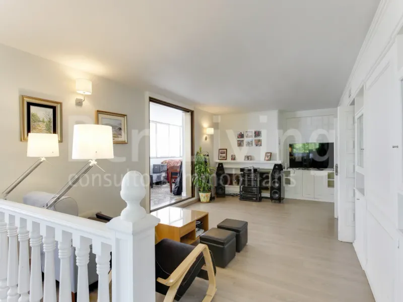 FANTÁSTICO ÁTICO SEMI-AMUEBLADO CON TERRAZA EN TRES TORRES