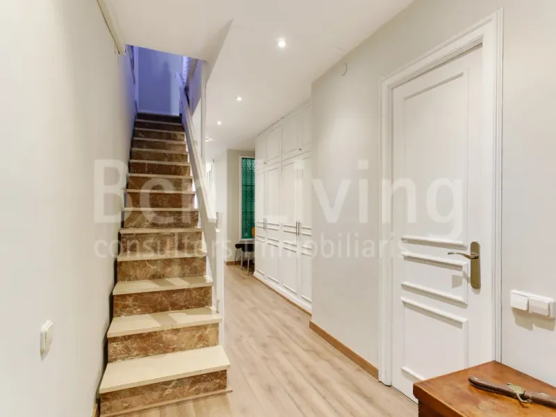 FANTÁSTICO ÁTICO SEMI-AMUEBLADO CON TERRAZA EN TRES TORRES