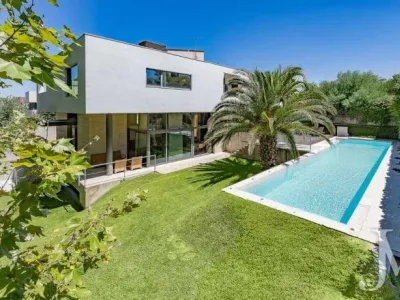 Colonia de Puerta de Hierro, modern independent villa on plot of 1.000m2