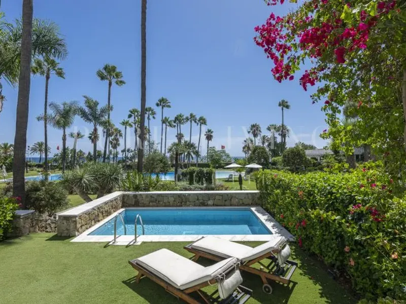 Stunning four bedroom frontline ground floor apartment with private swimmingpool in Los Granados