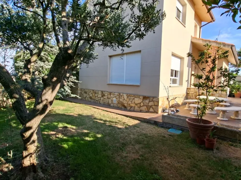 Bonito chalet independiente con piscina y garaje en Morales de Vino