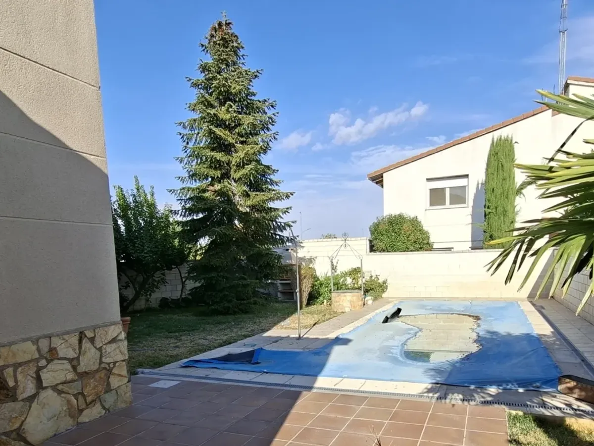 Bonito chalet independiente con piscina y garaje en Morales de Vino