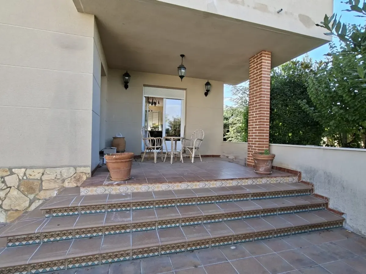 Bonito chalet independiente con piscina y garaje en Morales de Vino