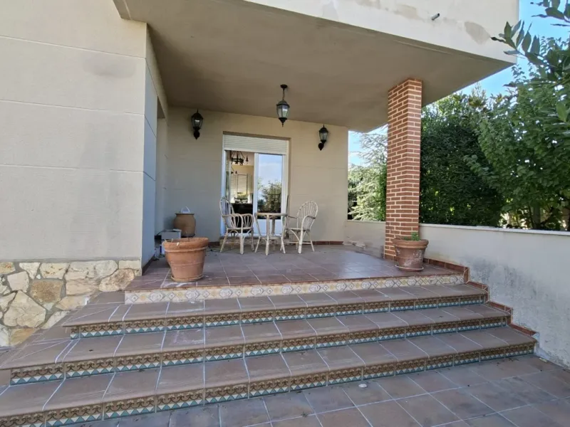 Bonito chalet independiente con piscina y garaje en Morales de Vino