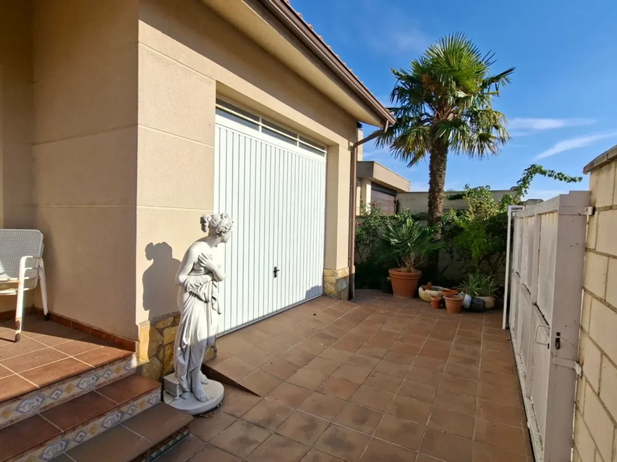 Bonito chalet independiente con piscina y garaje en Morales de Vino