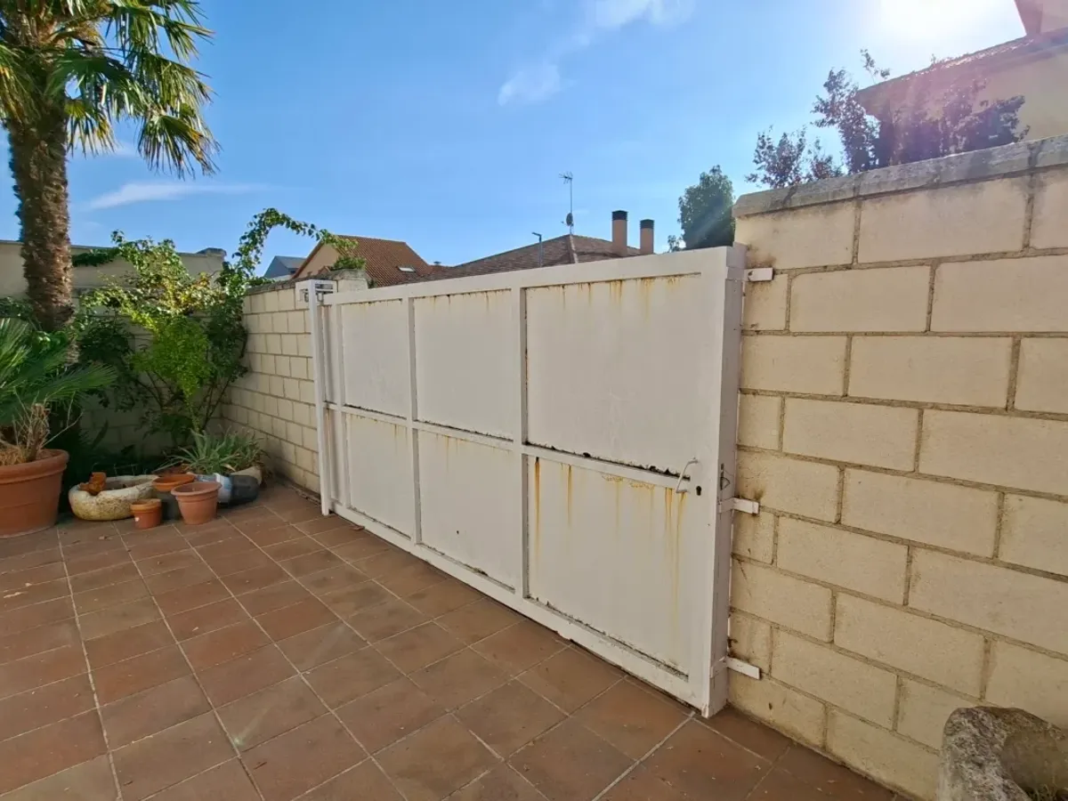 Bonito chalet independiente con piscina y garaje en Morales de Vino