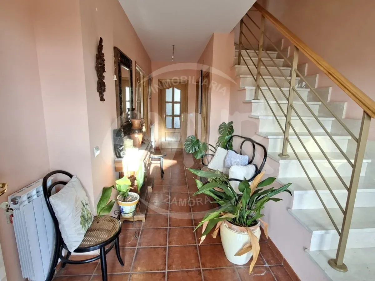 Bonito chalet independiente con piscina y garaje en Morales de Vino