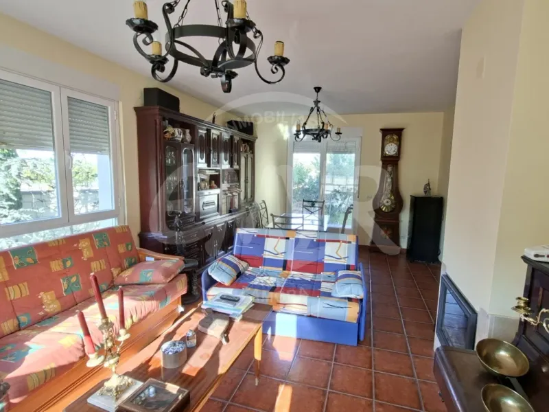 Bonito chalet independiente con piscina y garaje en Morales de Vino