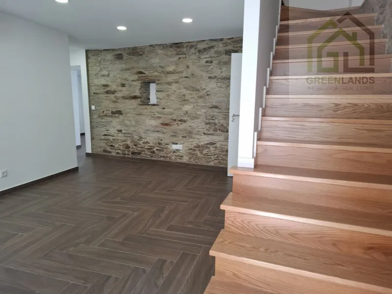 Venda de moradia M4 com espaço exterior em estado NOVO no centro da vila de Côja!