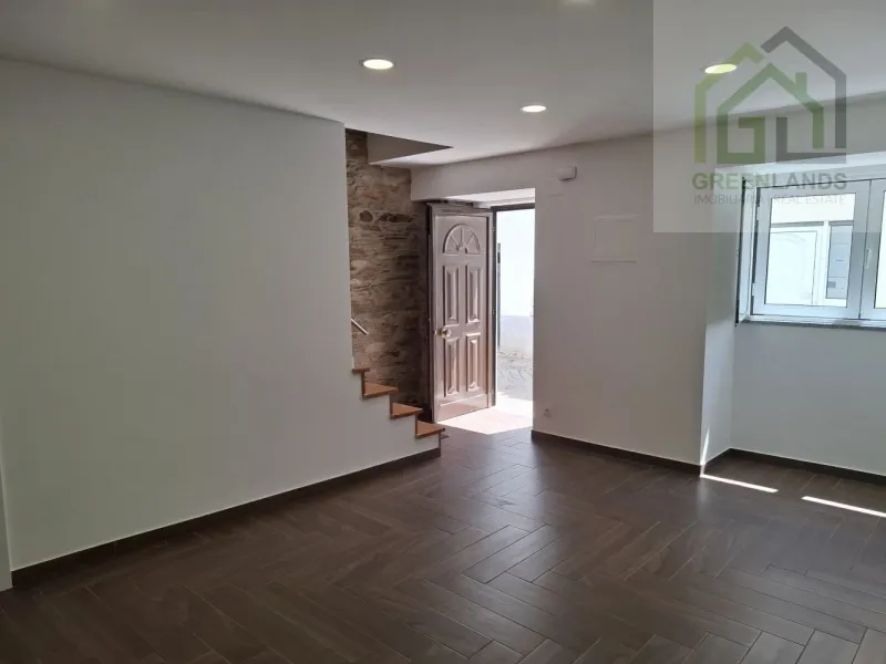 Venda de moradia M4 com espaço exterior em estado NOVO no centro da vila de Côja!