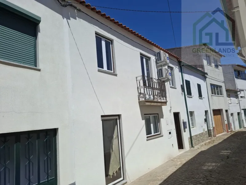 Venda de moradia M4 com espaço exterior em estado NOVO no centro da vila de Côja!