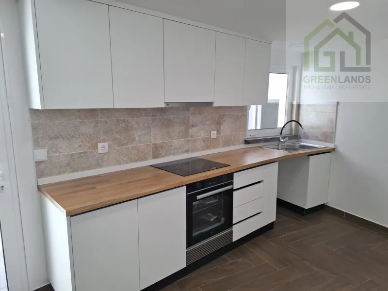 Venda de moradia M4 com espaço exterior em estado NOVO no centro da vila de Côja!