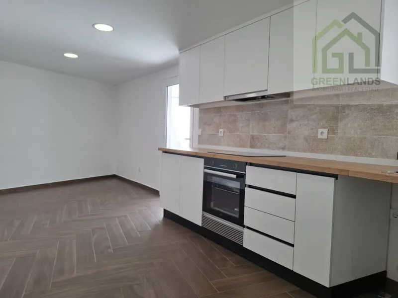 Venda de moradia M4 com espaço exterior em estado NOVO no centro da vila de Côja!