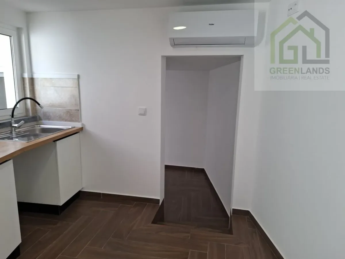 Venda de moradia M4 com espaço exterior em estado NOVO no centro da vila de Côja!