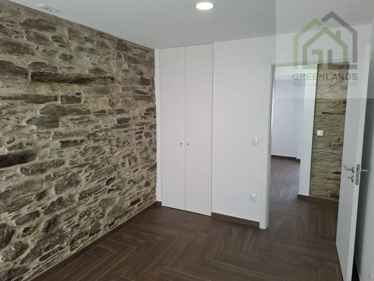 Venda de moradia M4 com espaço exterior em estado NOVO no centro da vila de Côja!