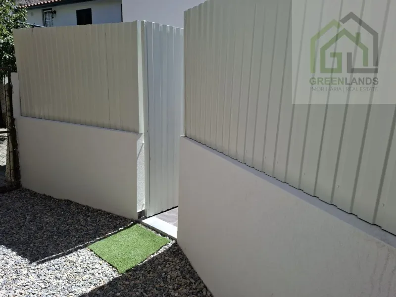 Venda de moradia M4 com espaço exterior em estado NOVO no centro da vila de Côja!