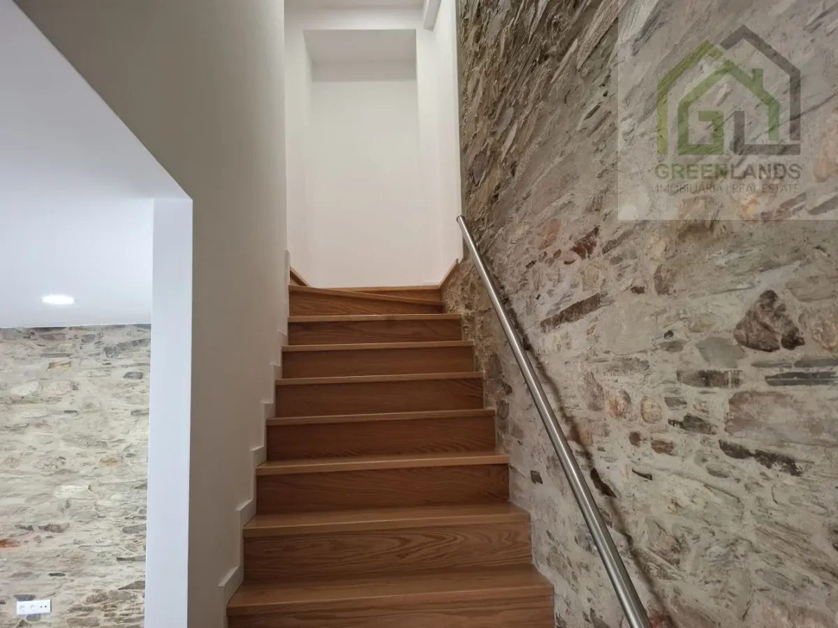 Venda de moradia M4 com espaço exterior em estado NOVO no centro da vila de Côja!