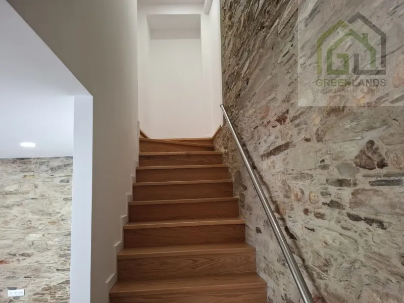 Venda de moradia M4 com espaço exterior em estado NOVO no centro da vila de Côja!