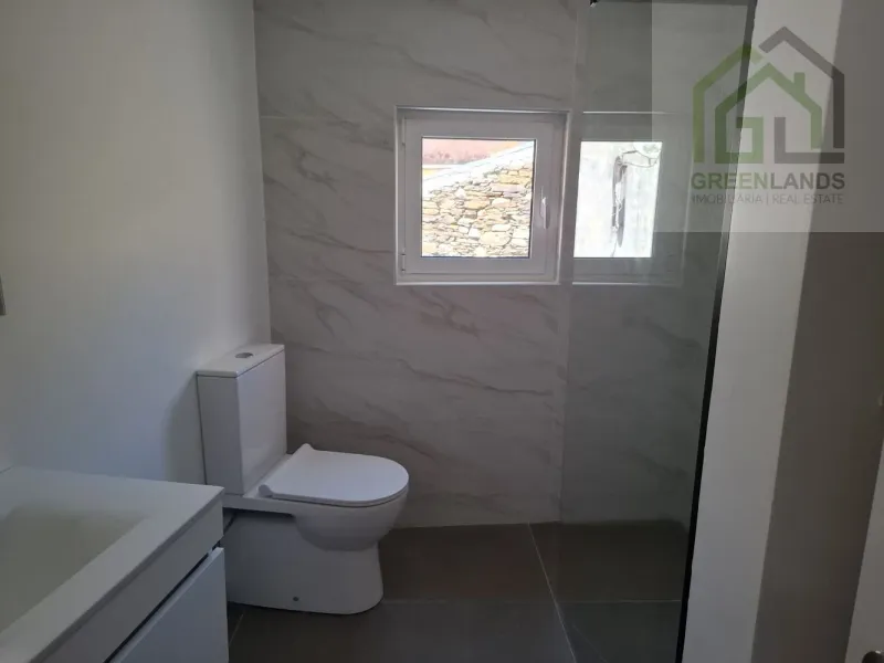 Venda de moradia M4 com espaço exterior em estado NOVO no centro da vila de Côja!