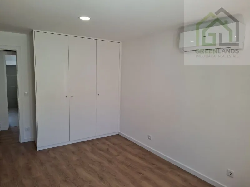 Venda de moradia M4 com espaço exterior em estado NOVO no centro da vila de Côja!