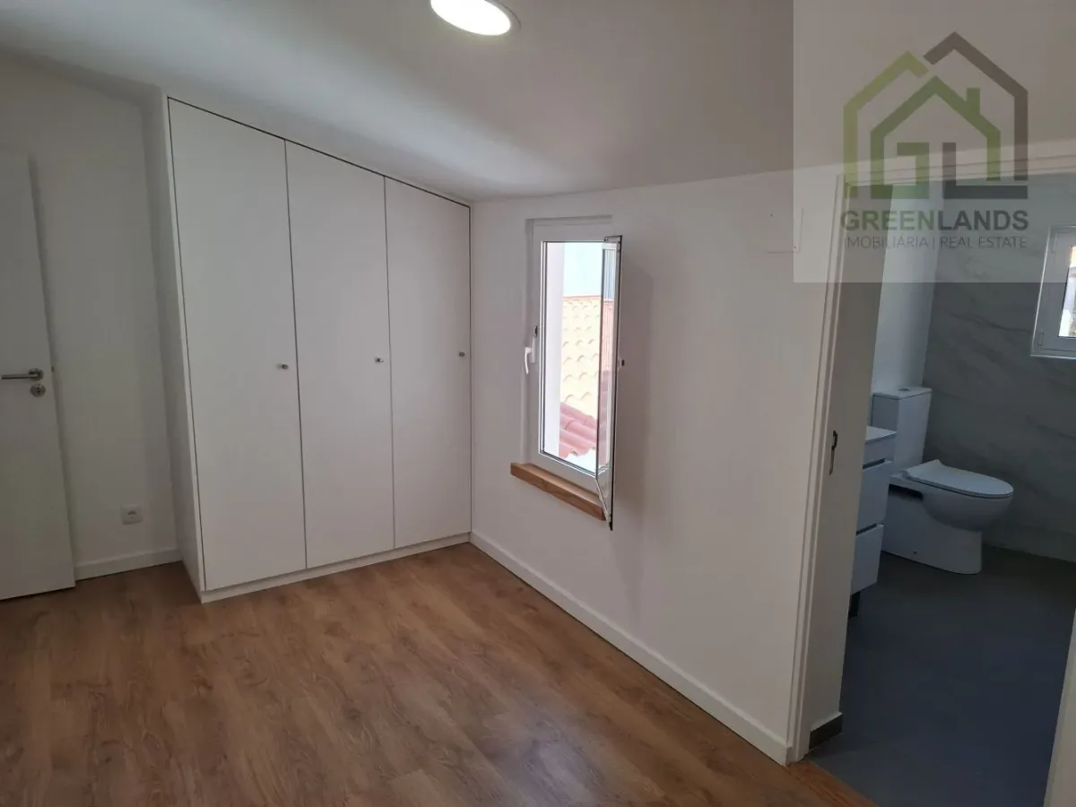 Venda de moradia M4 com espaço exterior em estado NOVO no centro da vila de Côja!