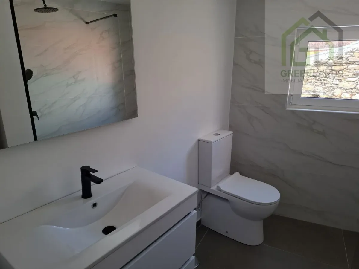 Venda de moradia M4 com espaço exterior em estado NOVO no centro da vila de Côja!