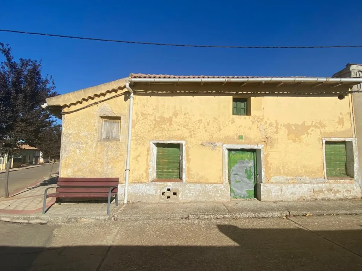 CASA CON PATIO PARA REFORMA INTEGRAL EN VALLECILLO (LEON)