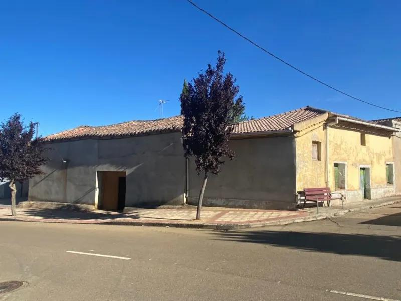 CASA CON PATIO PARA REFORMA INTEGRAL EN VALLECILLO (LEON)