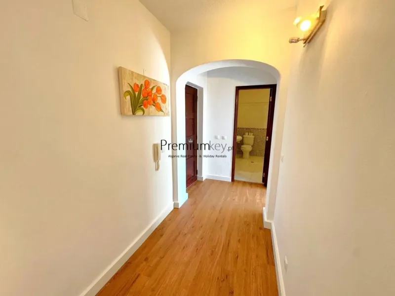 Apartamento T2 com vista mar situado perto do centro histórico de Albufeira.