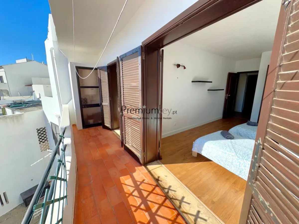 Apartamento T2 com vista mar situado perto do centro histórico de Albufeira.