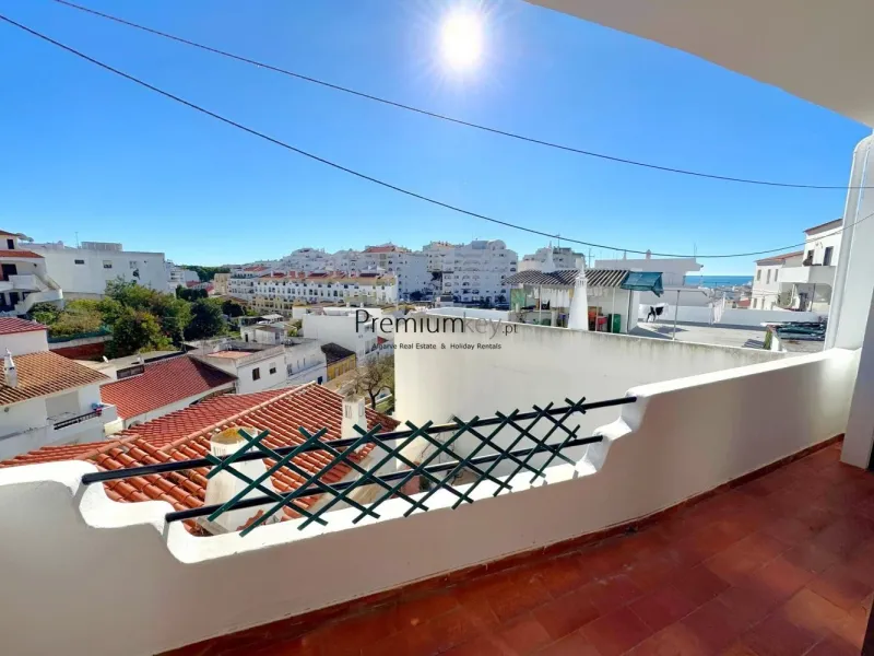 Apartamento T2 com vista mar situado perto do centro histórico de Albufeira.