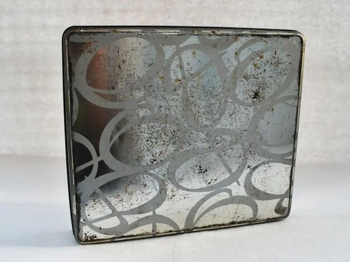 Lata metálica cinzenta