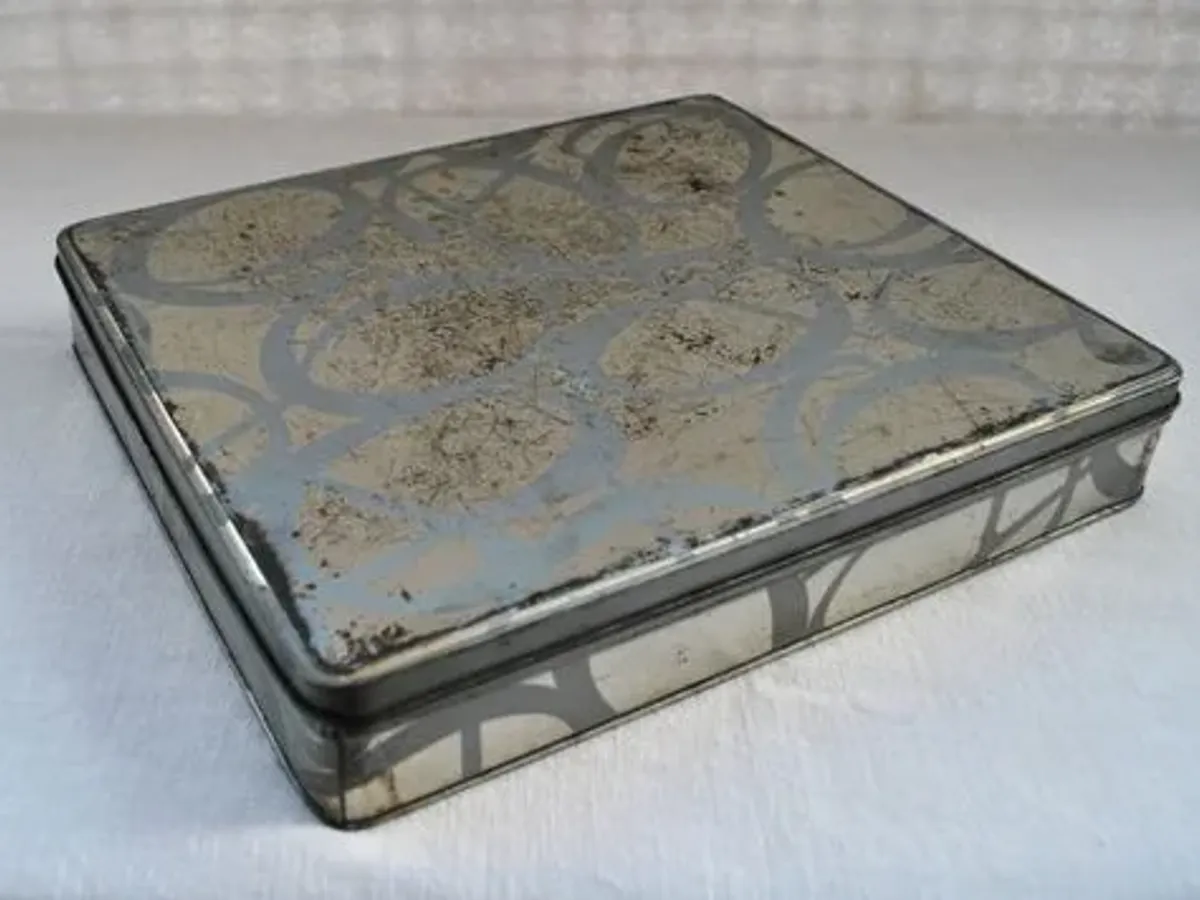 Lata metálica cinzenta