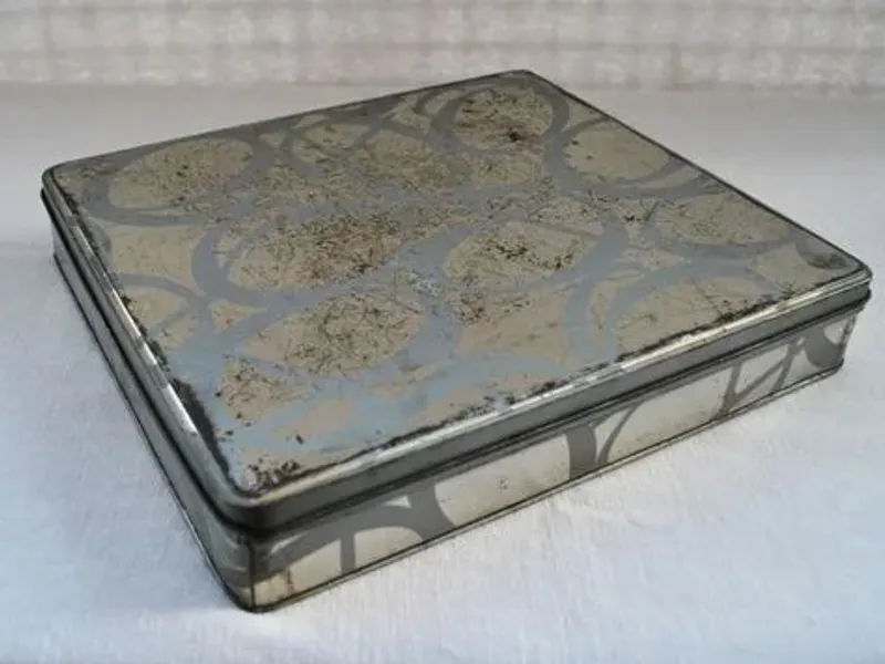 Lata metálica cinzenta