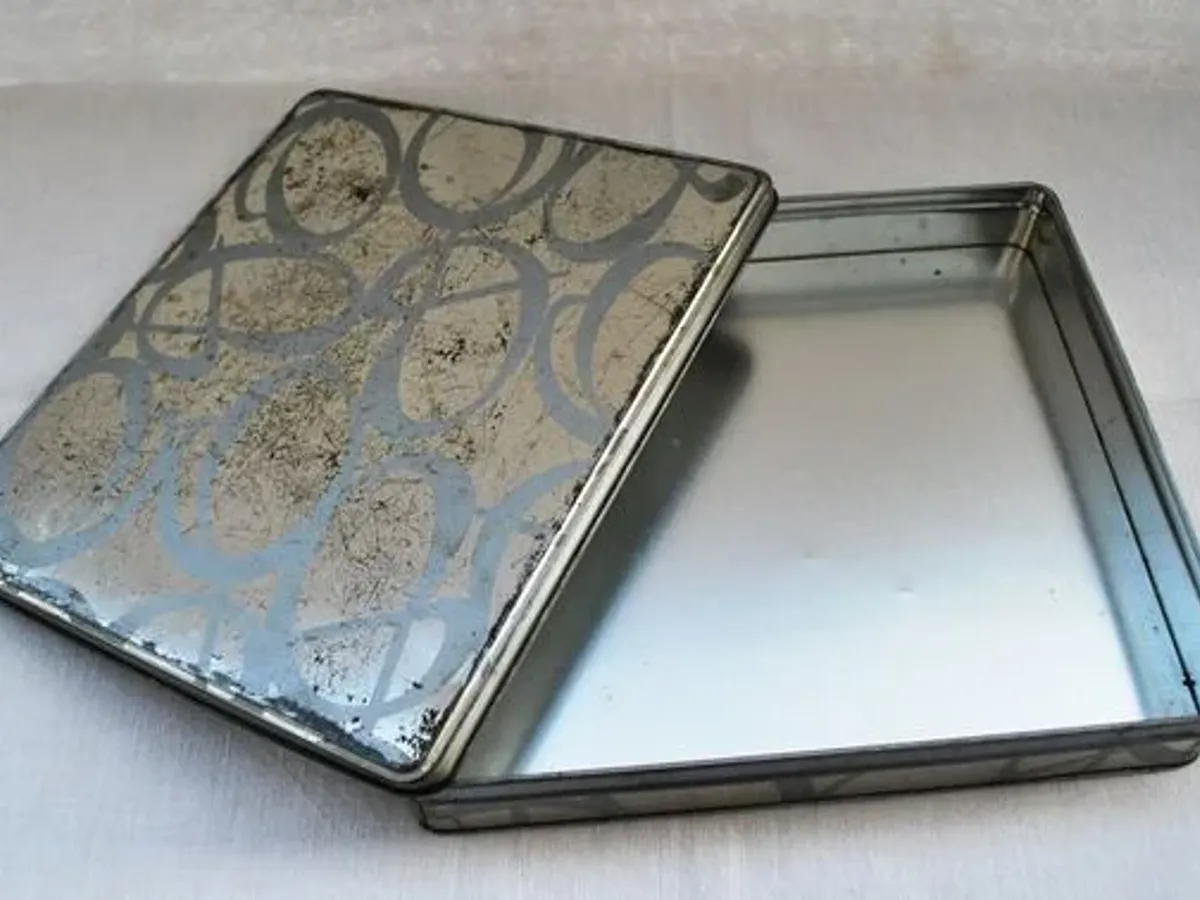 Lata metálica cinzenta