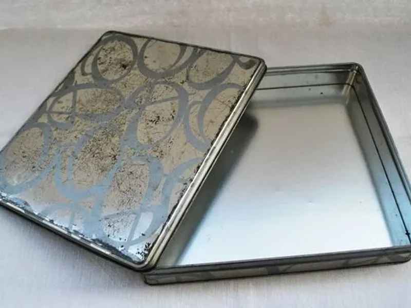 Lata metálica cinzenta