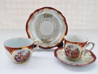 Conjunto de 2 chávenas antigas com pires 