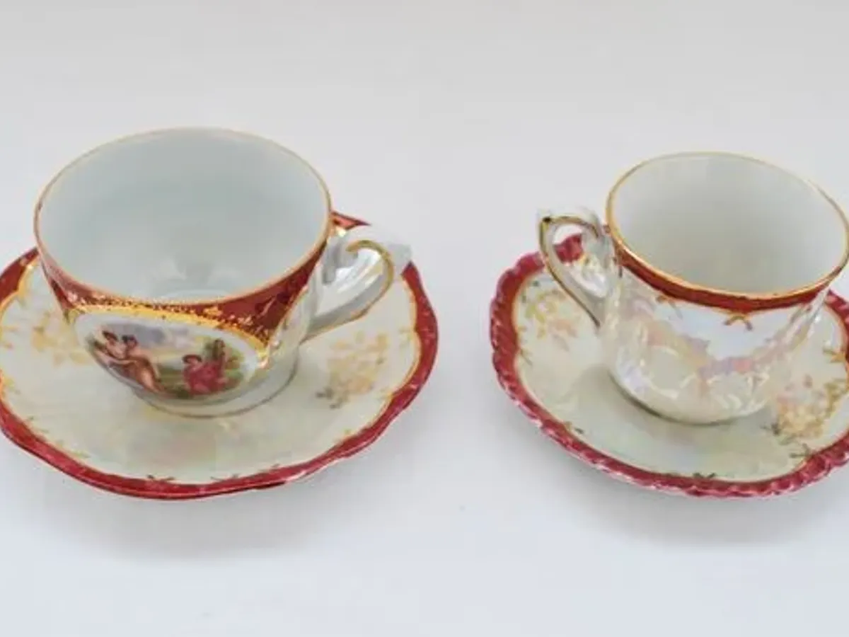 Conjunto de 2 chávenas antigas com pires 