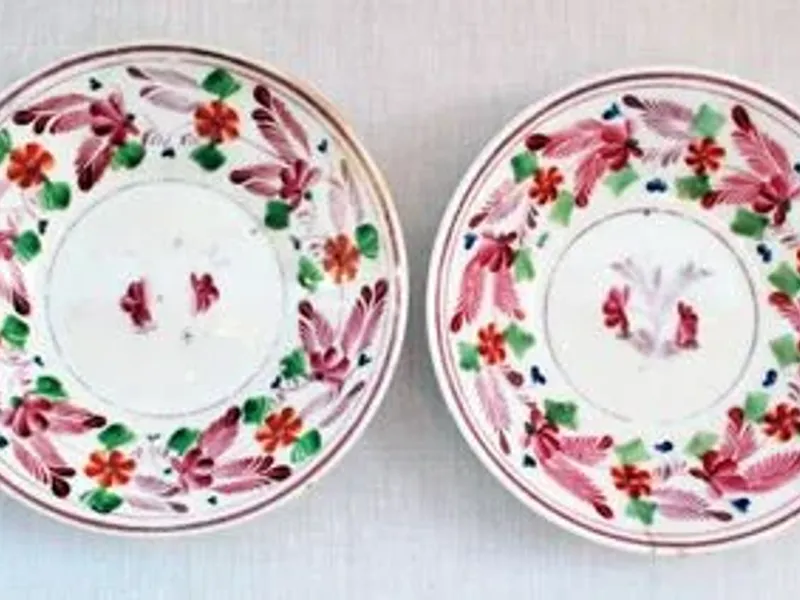 2 taças de porcelana antigas com muito uso 