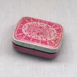 Pequena caixa metálica para comprimidos 1