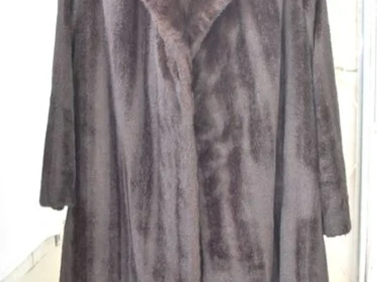 Casaco comprido de pele sintética dos anos 60 