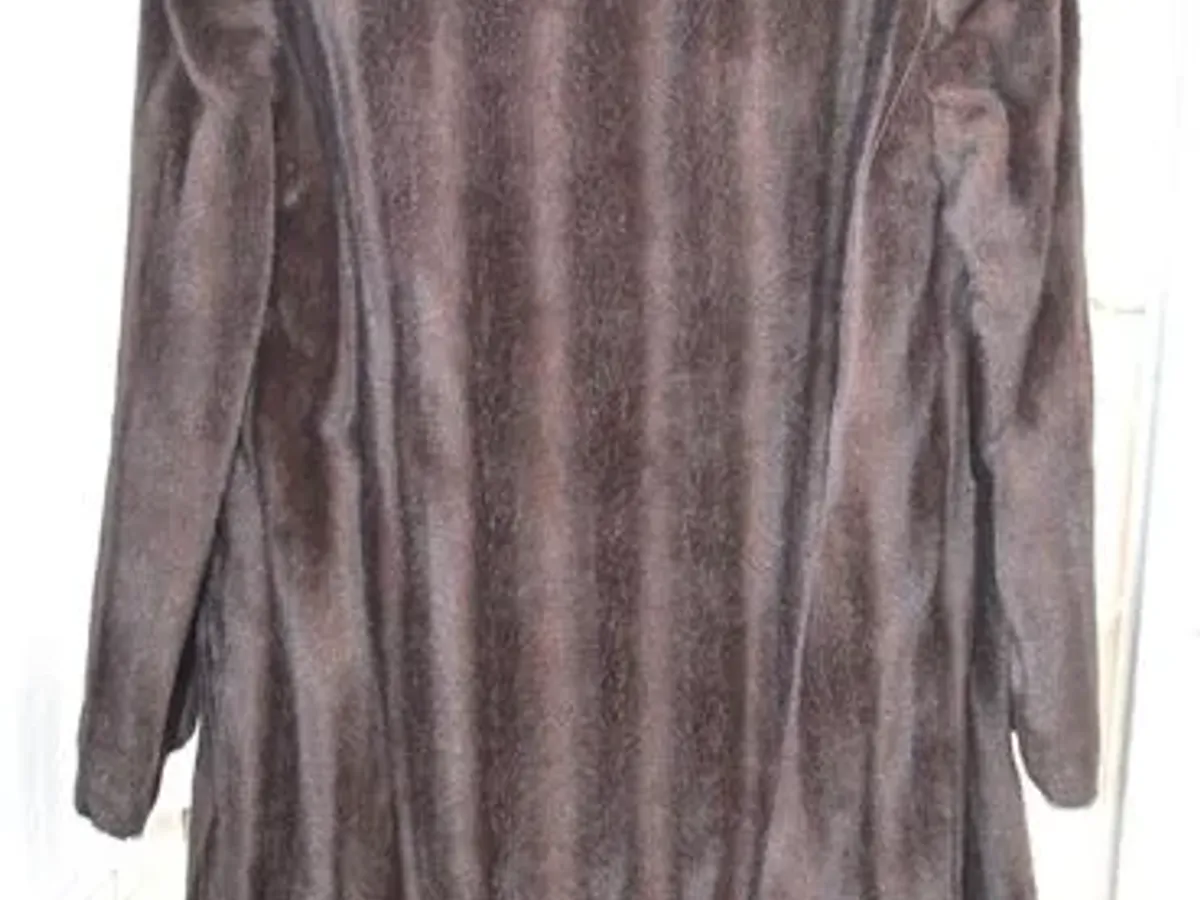 Casaco comprido de pele sintética dos anos 60 